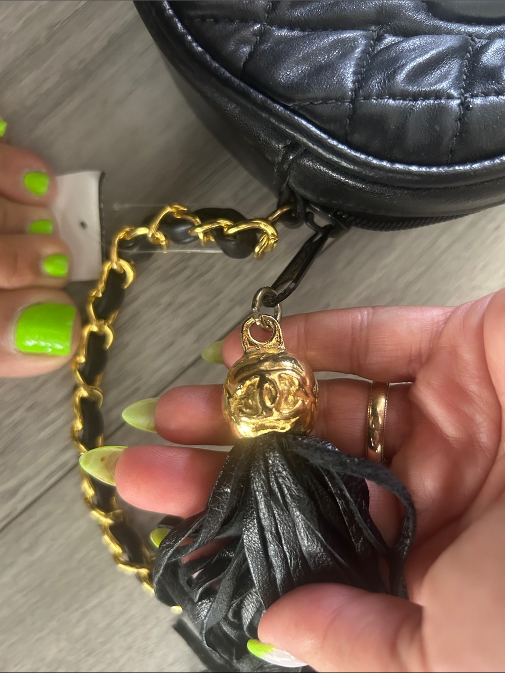 VINTAGE Quilted Lambskin Leather Crossbody Bag with Gold Chain and Tassel - Picture 3 of 11